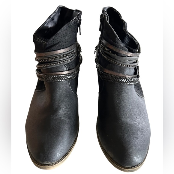 SO Womens 10 M black Ankle Booties Heels Side Zip Black Faux Leather shoes EUC - Picture 6 of 9